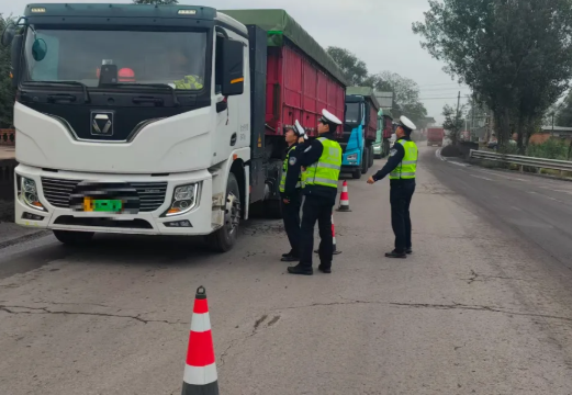 临汾洪洞公安交管大队坚守岗位护航国庆假期交通安全