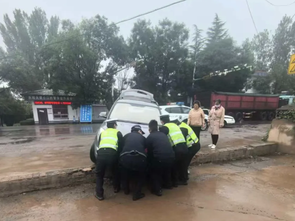 长治黎城：雨中遇“警”全力救援