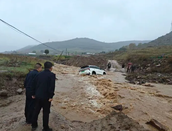 吕梁离石区信义派出所紧急救助车辆脱困