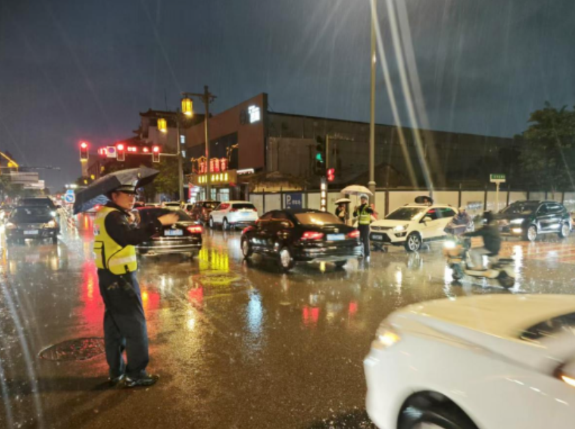  秋雨微凉 “警”色暖心 ——大同浑源交警全力应对秋收季连续降雨气候