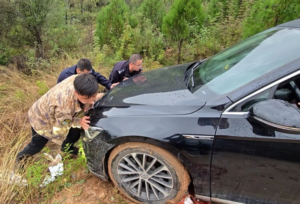 长治平顺：雨天路滑车辆被困  警民联手合力救援
