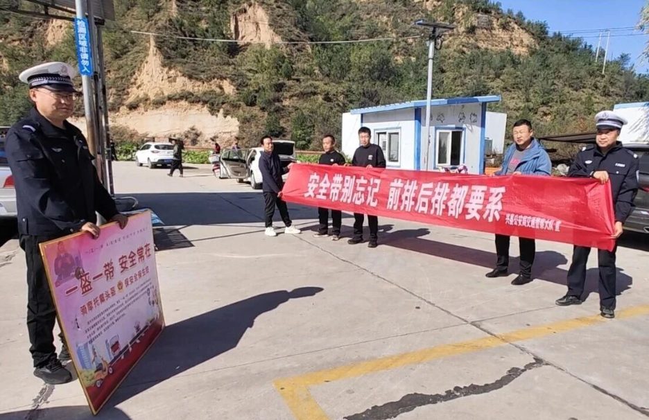 吕梁兴县交警走进机动车检测站开展“一盔一带”主题交通安全宣传活动