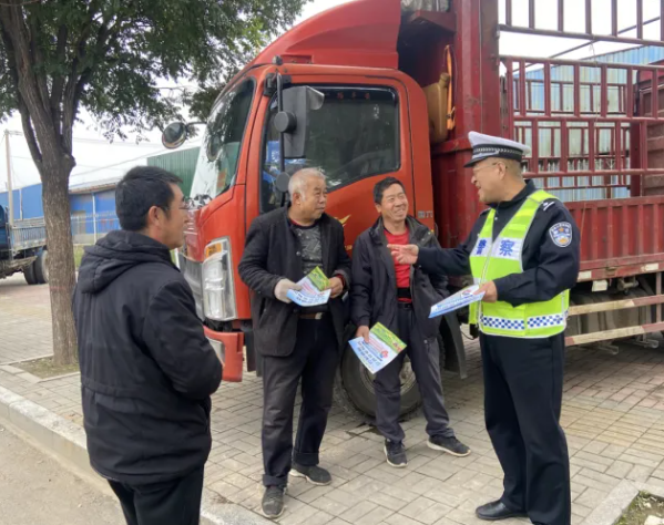 拒绝“超载”换“安全”—— 临汾公安交警筑牢轻型货车出行安全防线