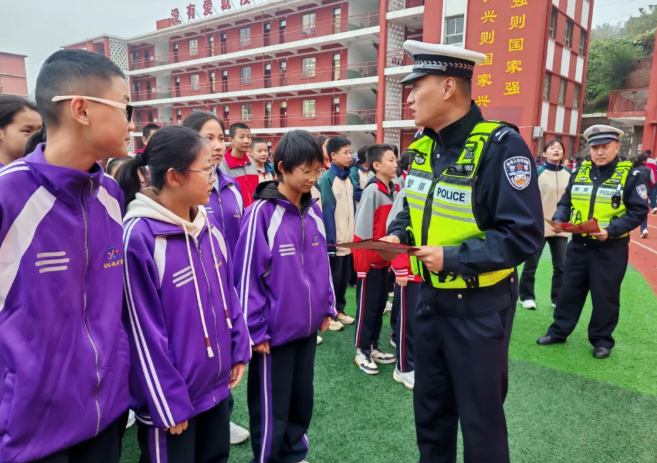 吕梁孝义：公安交警走进校园  绘就交通安全“守护色”