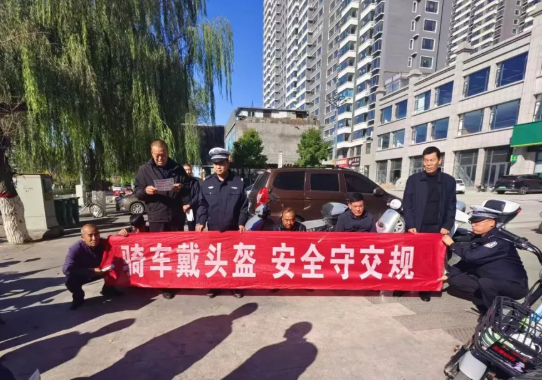 吕梁兴县交警走进社区开展交通安全宣传活动