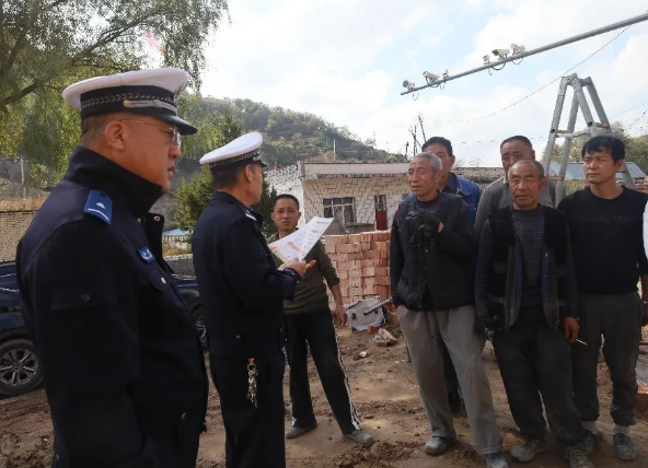 吕梁临县：务工人员安全  交警开展靶向交通安全宣传