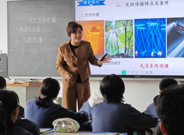 深入一线促提升，精准把脉指方向 ——吕梁市教育局领导一行来到贺龙中学调研指导