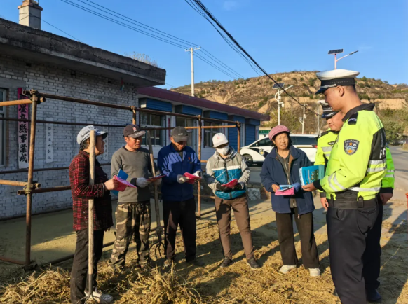 吕梁岚县：丰时收节平安行  交警送来“安全经”