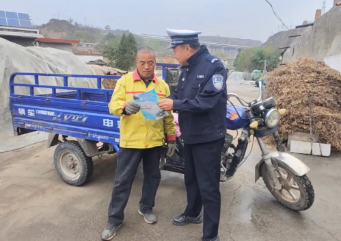 吕梁兴县交警开展“美丽乡村行”交通安全宣传活动