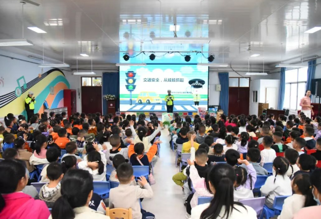 运城河津：一盔一带护平安！警校联动让安全口号响彻放学路