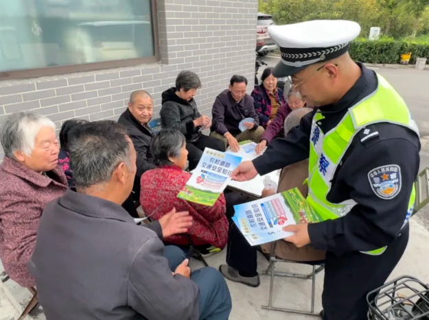 临汾公安交警进农村为“银发”一族筑牢出行安全防线