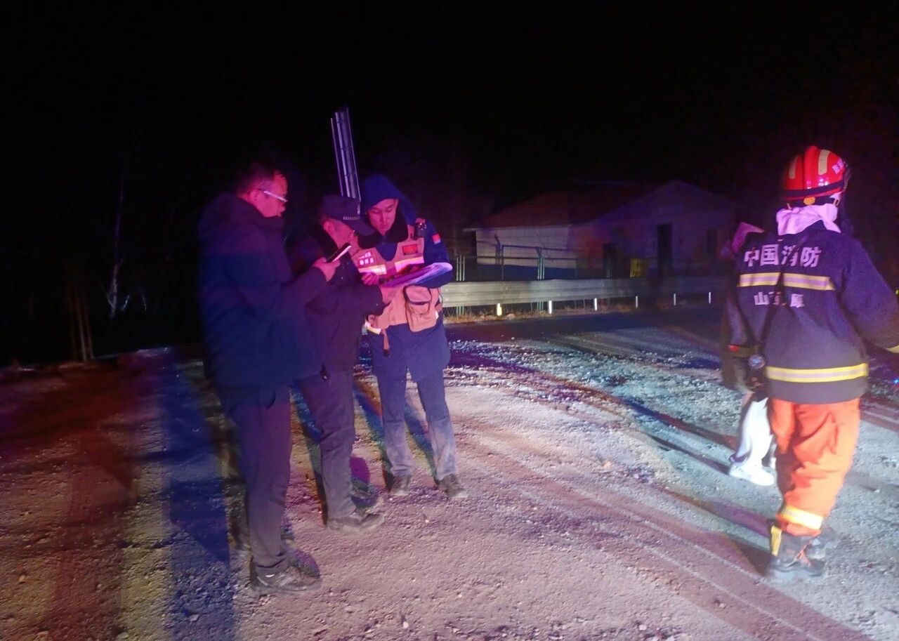 寒夜深山紧急搜救！太原娄烦县米峪镇派出所“警地联动”3小时找回迷路一家三口