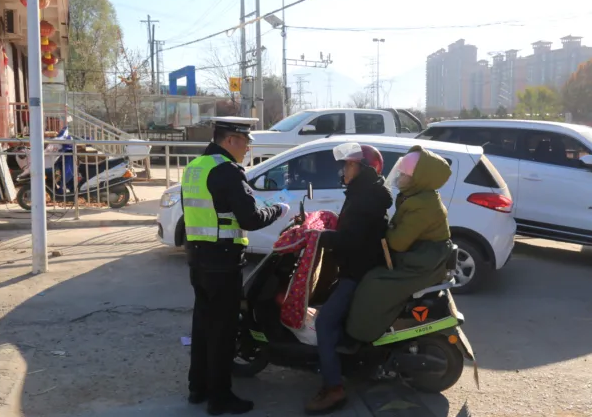 临汾公安交警宣传“不降温” 筑牢乡村平安路