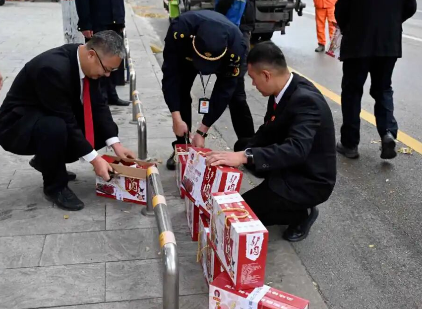 守护舌尖安全！忻州定襄法院集中销毁一批假冒伪劣食品