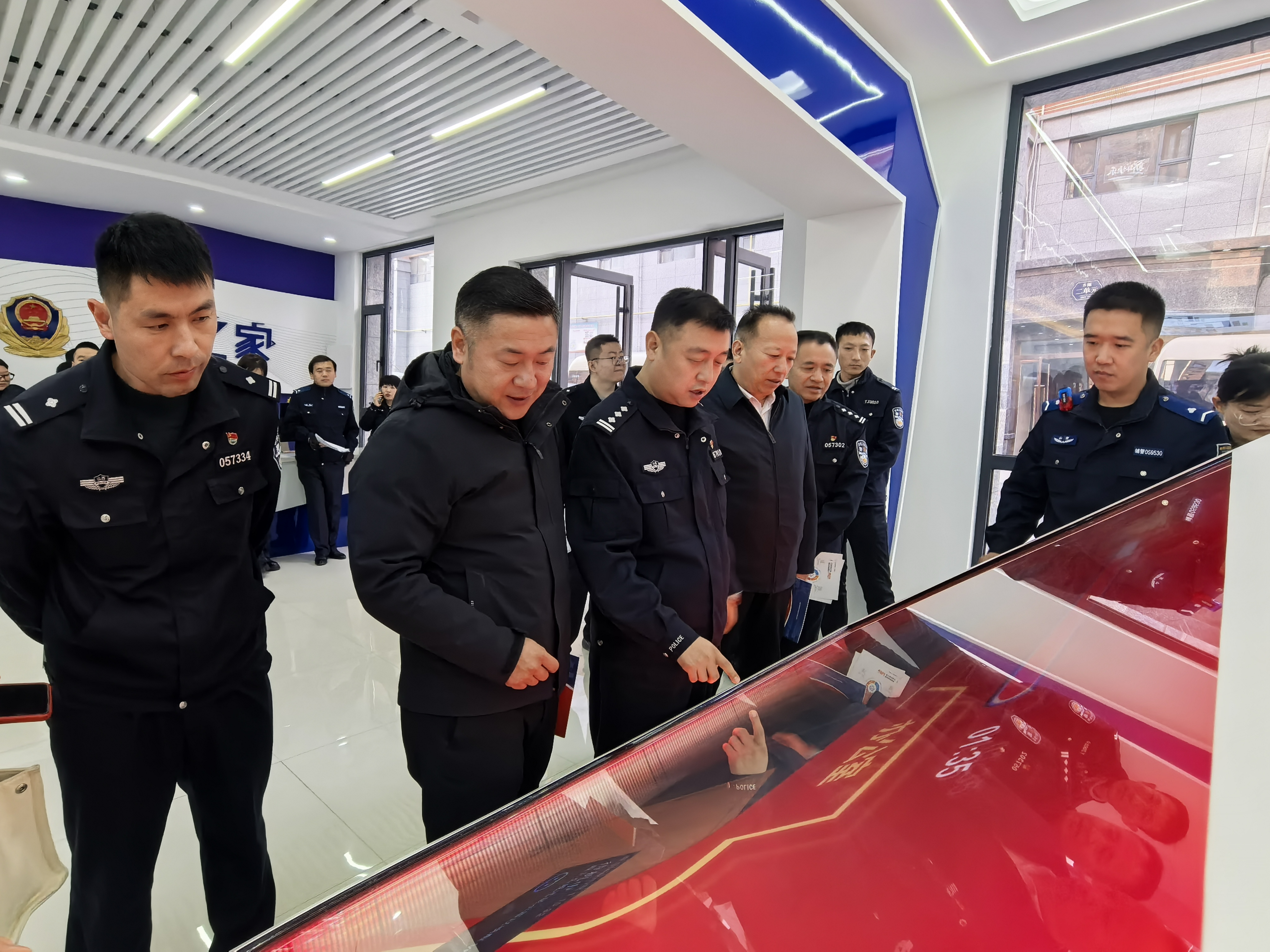 东安VR设备演示(寻找房间风险点).jpg 东安VR设备演示(寻找房间风险点).jpg