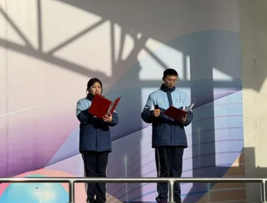 吕梁市第二中学国旗下的行动宣言：以卫生为要，以自律为帆