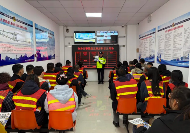 临汾：交警源头管控筑防线  交通安全宣传走进驾校