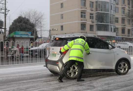战风雪，保畅通！吕梁全市公安交管“闻雪而动”，守护平安出行路！