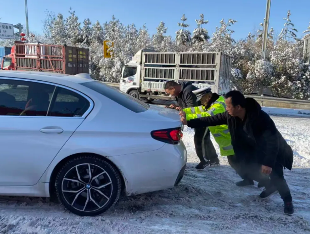 吕梁兴县公安交管：清雪除冰筑防线  守岗护民保平安