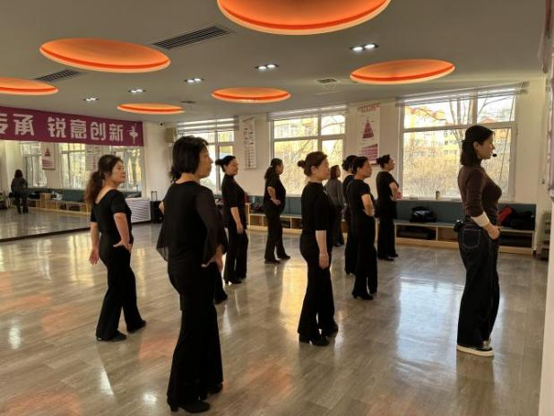 太原万柏林区南寒街道：寒日学艺乐融融  课堂绽放夕阳美