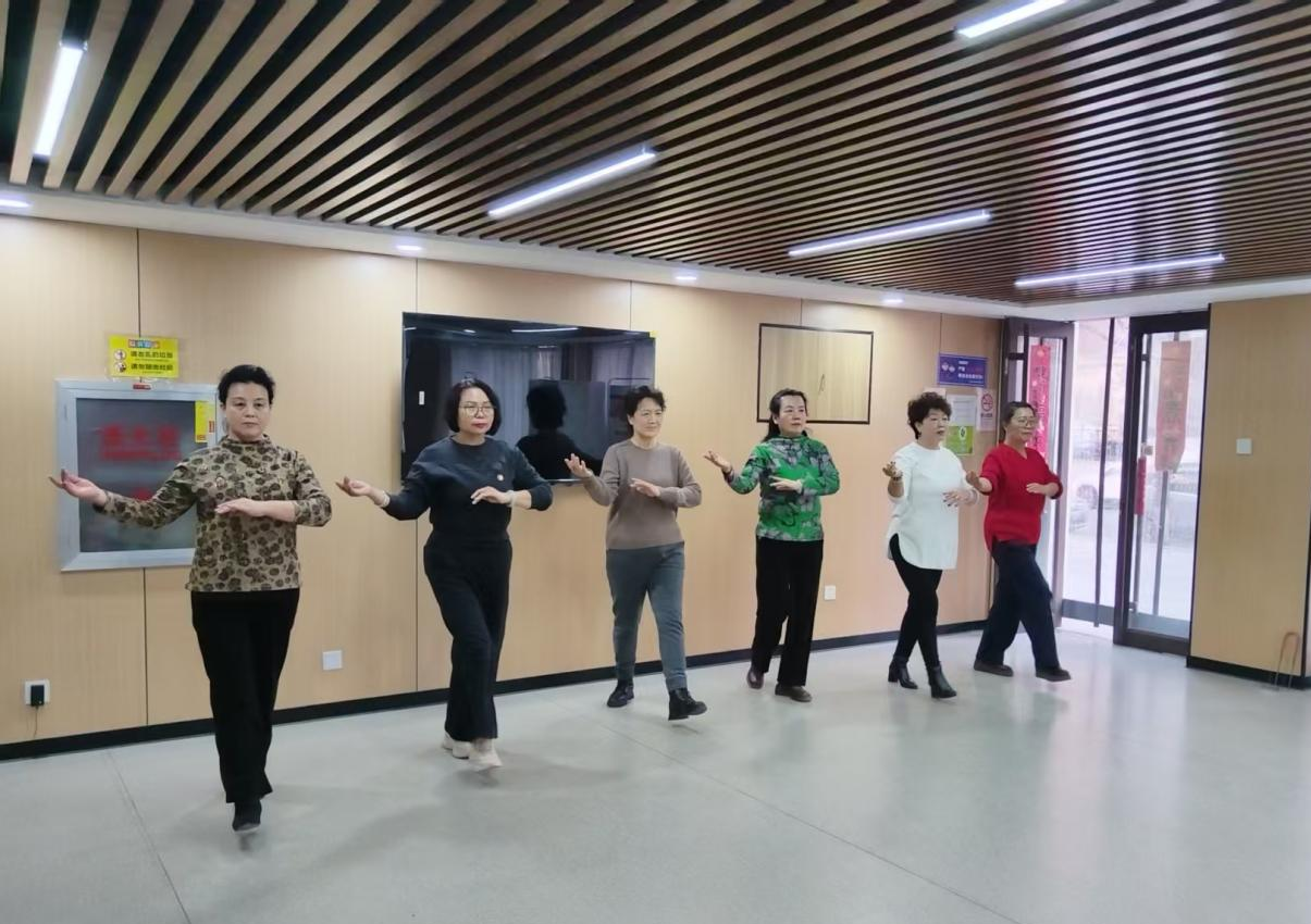 太原万柏林区和平街道百合社区：“企退银龄风采秀”绽放夕阳活力