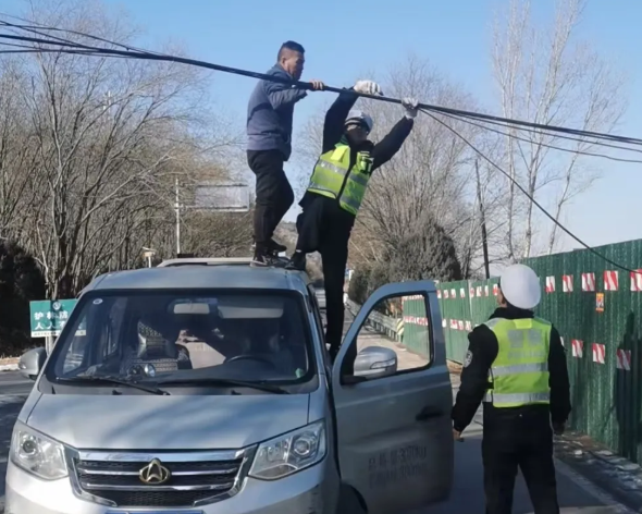 长治平顺公安：寒风中的托举！这姿势真暖