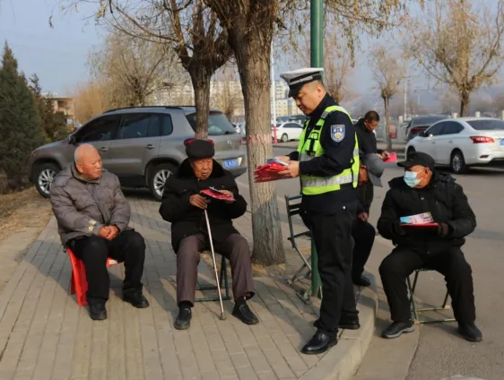 临汾公安交警走进辖区农村  开展老年人交通安全宣传教育活动
