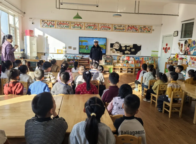 吕梁交城公安：情景模拟 + 安全口诀！把交通安全课搬进幼儿园