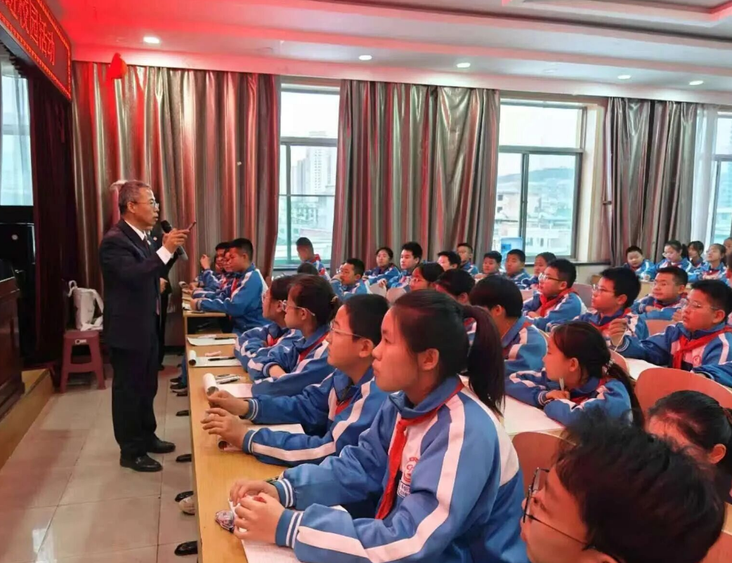 春风护蕾  守望未来——吕梁离石区人民检察院走进城内小学开展法治宣讲活动