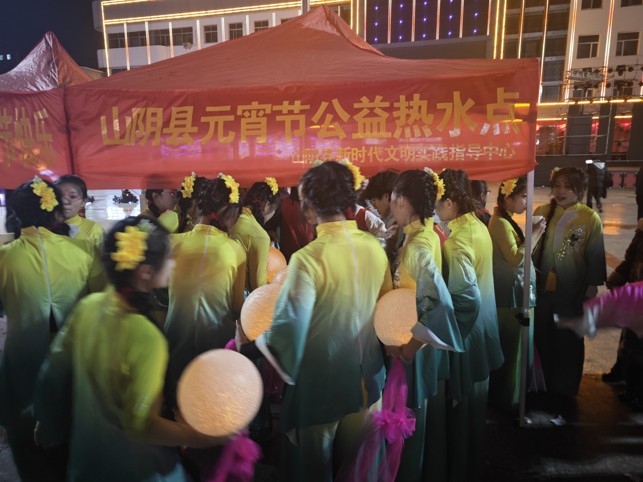 志愿红点亮“上元夜” 暖心服务“不打烊”——朔州山阴县开展元