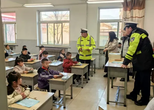 临汾公安交警“七进”宣传全覆盖 警民同心护平安