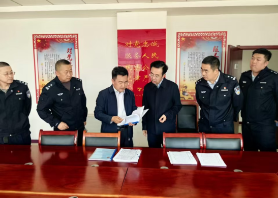 山西朔州右玉县委常委、政法委书记赵一虎深入县公安局调研